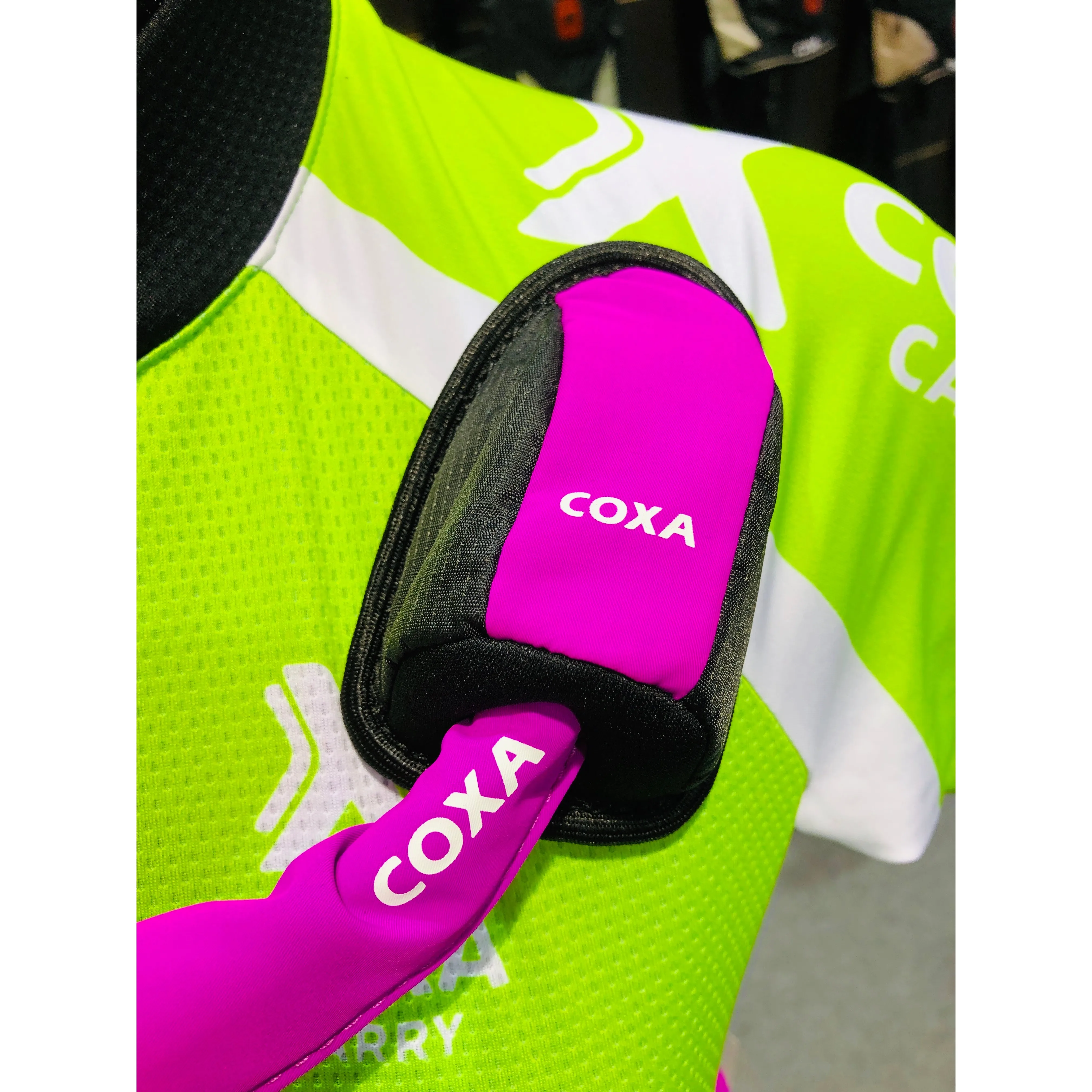 Coxa Carry Anti Freeze Case Magnet Black/Pink | Buy Coxa Carry Anti Freeze Case Magnet Black/Pink here | Outnorth